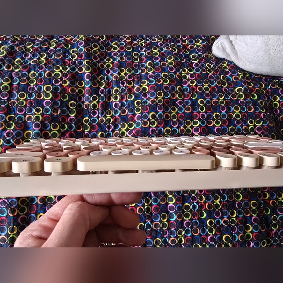 Ajazz Wireless Keyboard - Picture 3 of 4